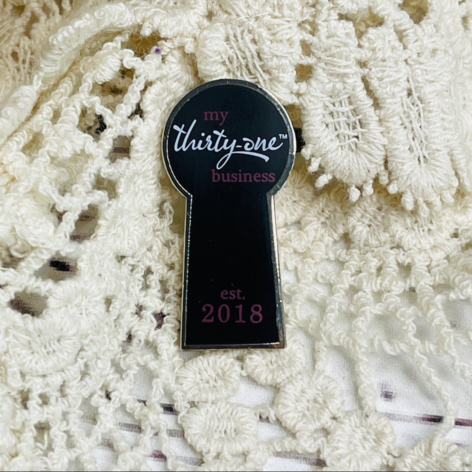 Thirty-One Business Pin 2018 Keyhole Shape 25$